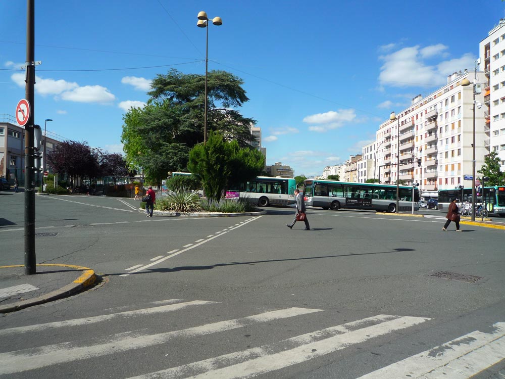 Place de la gare de Bourg-la-Reine